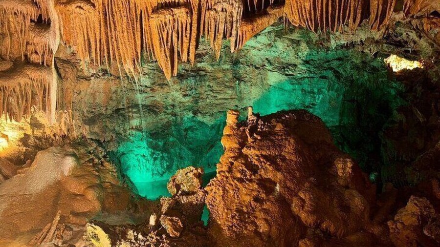 Lisbon Dinosaur Footprints, Caves, and Óbidos Tour