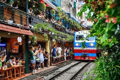 Hanoi Old Quarter Food Tour with Train Stress Visit
