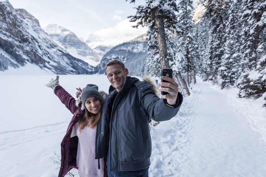 Half-Day Discover Lake Louise & Snowshoeing