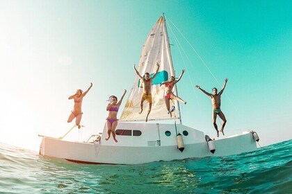 Catamaran to Isla Mujeres Snorkelling, Beach Club and Lunch Tour