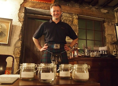Edinburgh: Smågruppehistorie om whiskytur med smaking