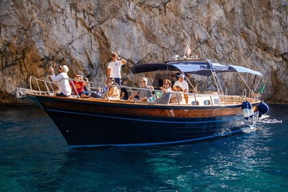 Tour privado en barco por la costa de Amalfi desde Sorrento