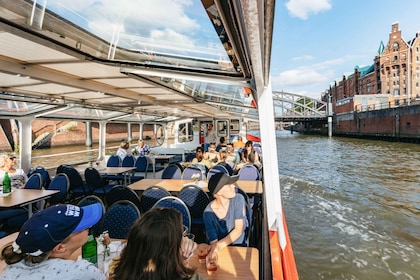 Hamburg: Havenrondvaart met wijn en kaas