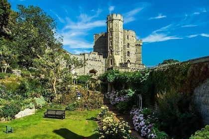 Windsor Castle and Stonehenge PRIVATE TOUR Luxury Saloon