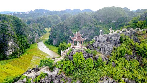 Dari Hanoi: Tur Sehari Penuh Bai Dinh, Trang An, dan Gua Mua