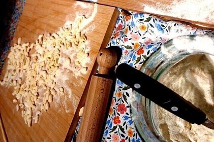 Cooking class in Altamura of fresh pasta capunti and sweet rosé