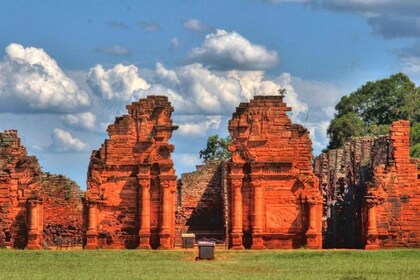 จาก Puerto Iguazu: ทัวร์ซากปรักหักพังซานอิกนาซิโอและเหมืองแวนด้า