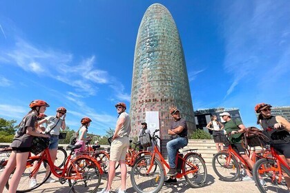 Barcelona Bike Tour with Local Guide through the Best Highlights