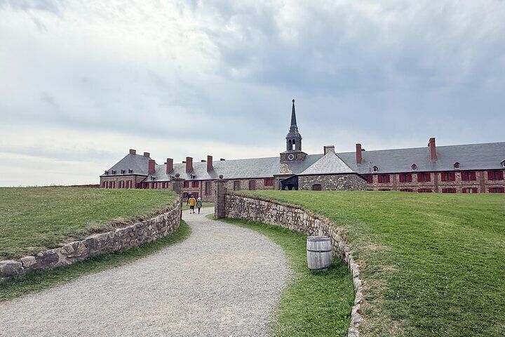 Highland Tours: Louisbourg Fortress and Lighthouse Tour