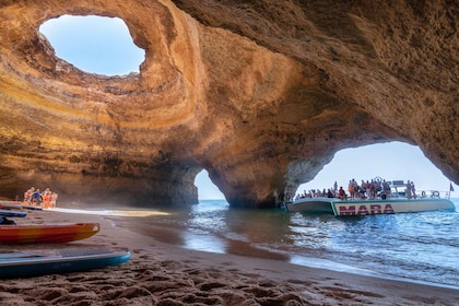 雙體船遊輪：洞穴和海岸線到貝納吉爾