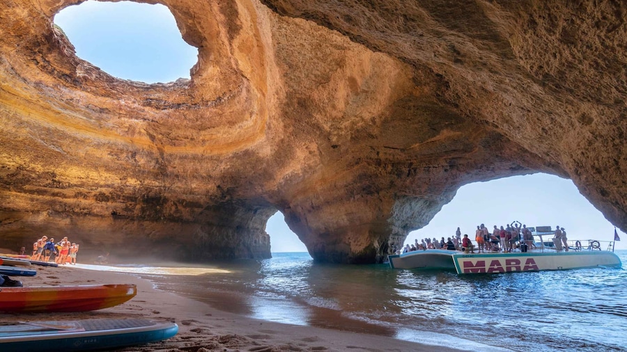 Albufeira: Caves and Coastline Catamaran Cruise to Benagil