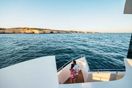 Desde Albufeira: Crucero al atardecer y barbacoa en la playa con barra libr...