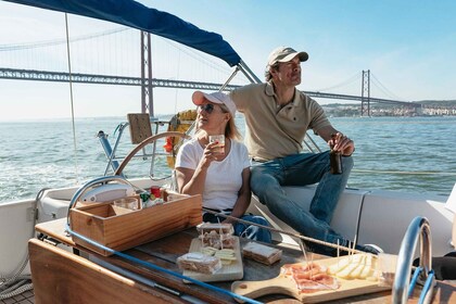 Lissabon: Segelbootfahrt mit Getränken und Snacks vor der Skyline der Stadt