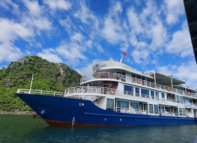 Fra Hanoi: 2-dagers Halong Sapphire-cruise med balkonghytte