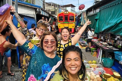 Private Tour to Maeklong Railway Market and Floating Market