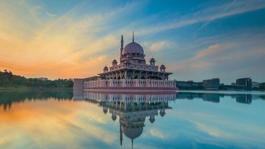 Putrajaya Tour with Pink Mosque and Boat Ride