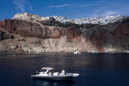 Private boat tour along the coastline of Santorini and volcano