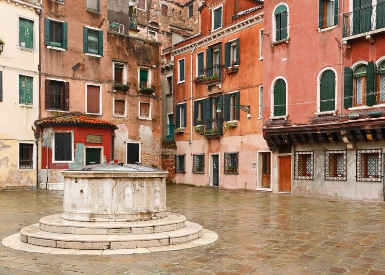 Combo tour: Unusual Walking Tour & Grand Canal by Gondola