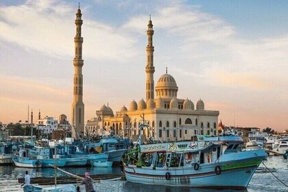 Hurghada City Tour with Souks, Old Town & Marina Promenade