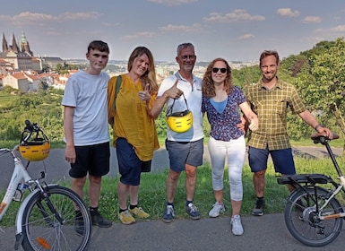 3-timmars sightseeingtur i Prag med elcykel