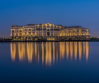 Makan Malam Prasmanan di Palazzo Versace Dubai