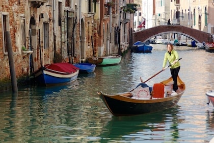 Auténtica lección de remo en góndola en Venecia