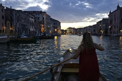 Kveldsroing på Canal Grande i Venezia