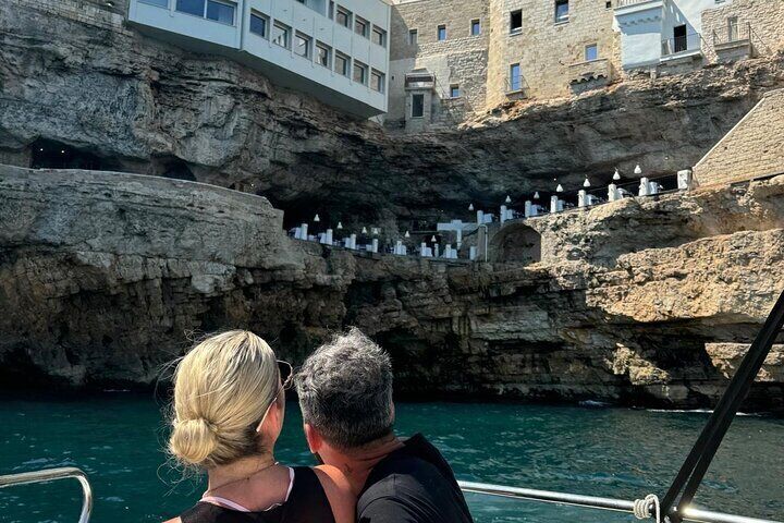 Boat tour from Monopoli to the Polignano caves with aperitif 