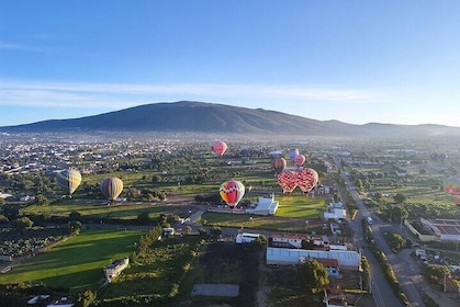 Flight in Teotihuacan Hot Air Balloon with Transportation and Breakfast