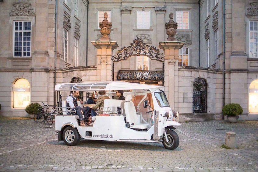 Zurich: Private e-Tuk-Tuk City Tour with Chocolate Fondue