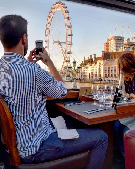 Charger l’élément 2 sur 10. 6 Course Luxury Dinner Tour on the Bustronome London