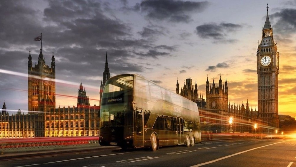 Charger l’élément 4 sur 10. Sunset views of theBUSTRONOME double decker bus driving around London
