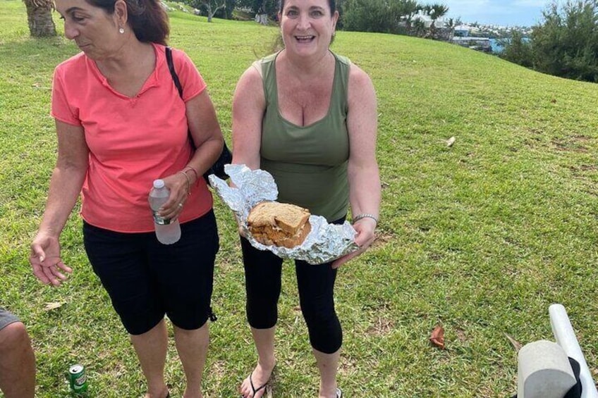 Bermuda's Island Discovery Tour with the Famous Fish Sandwich Experience
