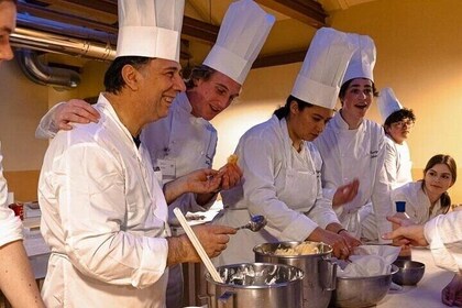Private Tuscan cooking class with wine tasting