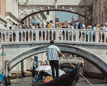 Venedig: Privat gondoltur på Suckarnas bro