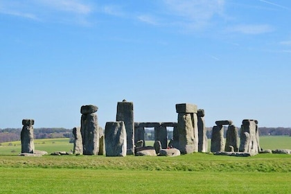 London to Stonehenge and Windsor Castle Day Tour