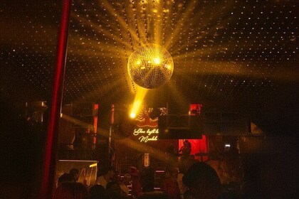 Madness tour bar crawl Playa del carmen open bar