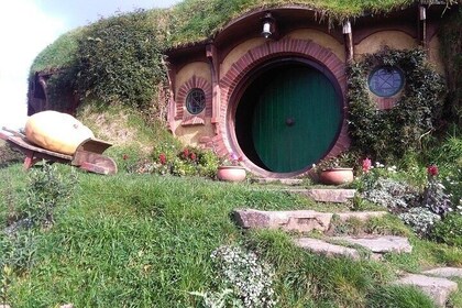 Hobbiton Film Set Private Transfer and Hobbiton Tour SUV