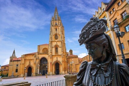 Private Tour Historic Center and Cathedral of Oviedo with tickets