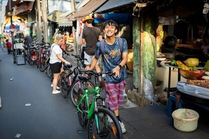 Bangkok Bike Street Food Tour with Local Home-Cooked Meal