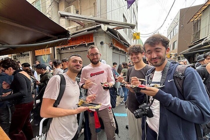 Market Tastings and Castle Town Adventure in Kanazawa