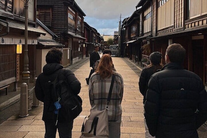 Kanazawa Flavors & Culture Walk: Omicho Market & Geisha District