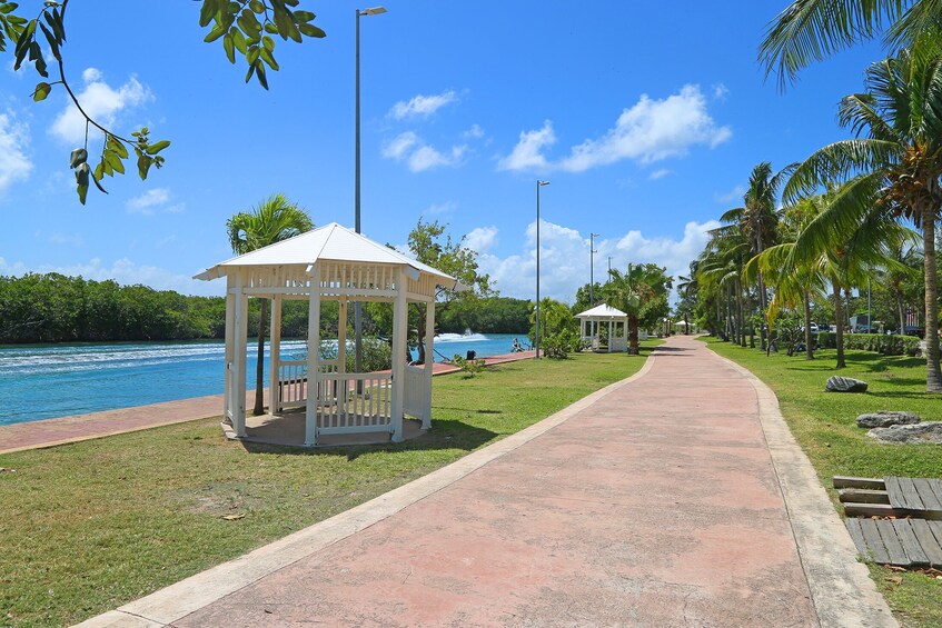 Cancun Hop-on Hop-off City Tour plus Submarine or Bodyboard Experience