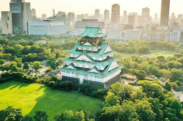 Discover the iconic Osaka Castle, where history meets the modern cityscape!!
