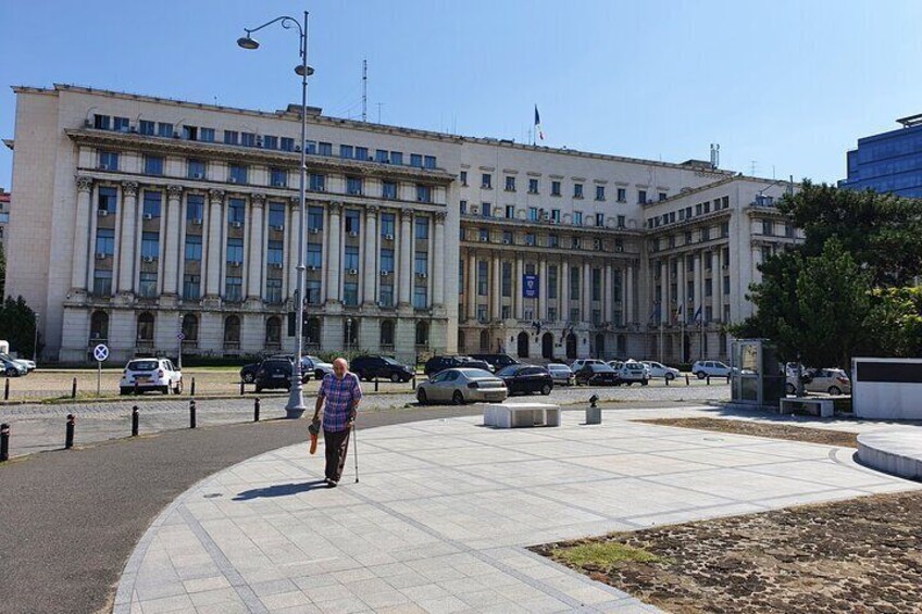 Ceausescu Residence and Dracula's Grave in Bucharest Private Tour