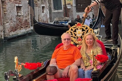 Gondola Ride with Private Walking Tour in Venice