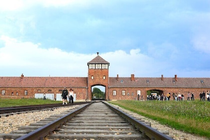 Auschwitz Tour with Minivan Hotel Pickup from Krakow