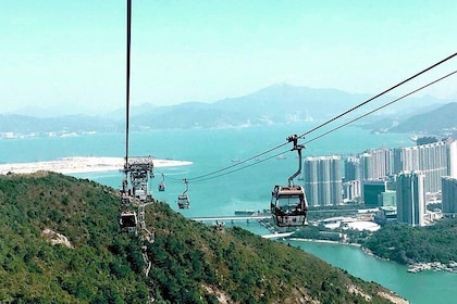 Hong Kong Layover Tour to Lantau Giant Buddha with Cable Car and Boat Ride