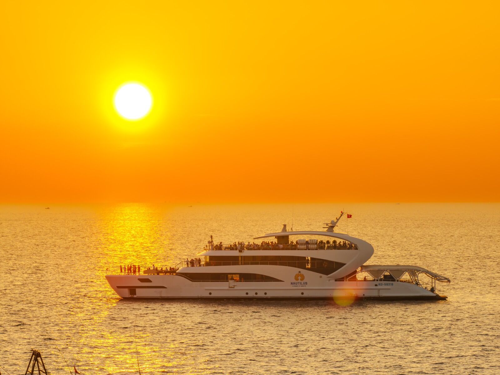 Vietnam: Nautilus Sunset Cruise Tour: Magical Sunset & Dinner