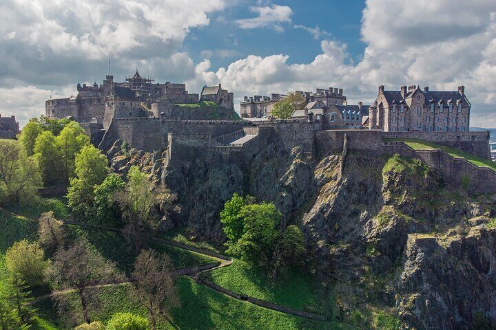 Edinburgh Castle Guided Walking Tour with Entry Ticket